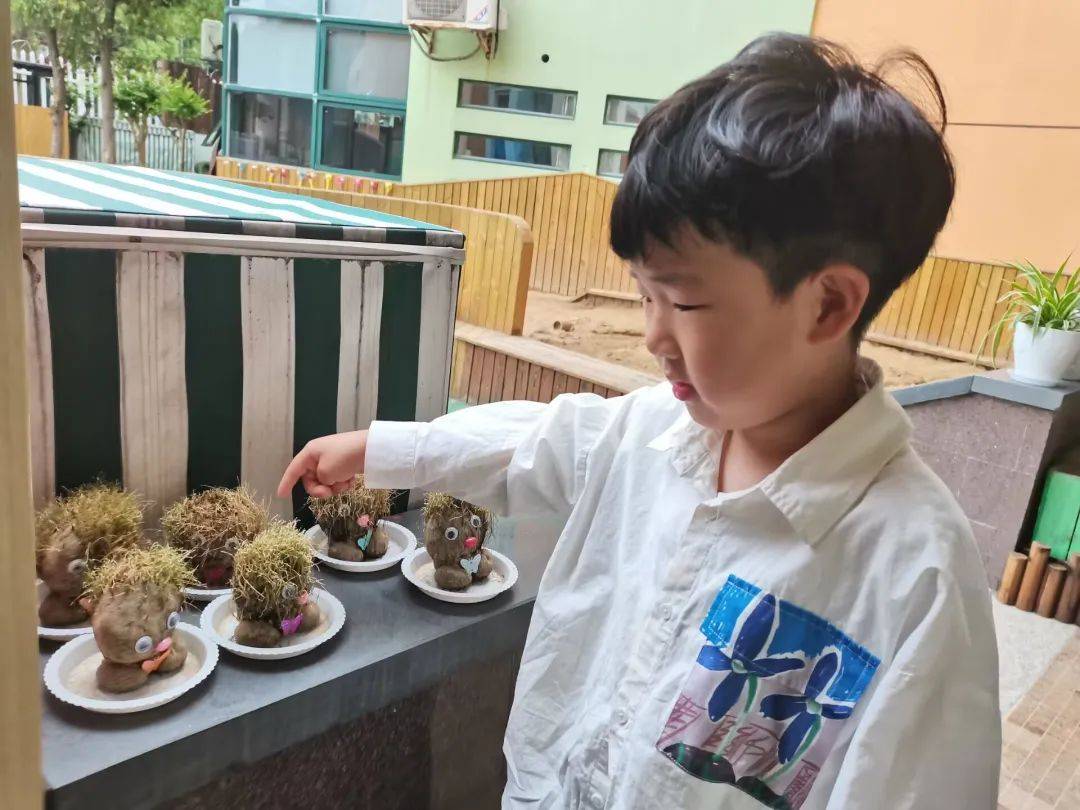 你好，草娃娃！——庆安乐儿堡幼儿园小二班课程故事