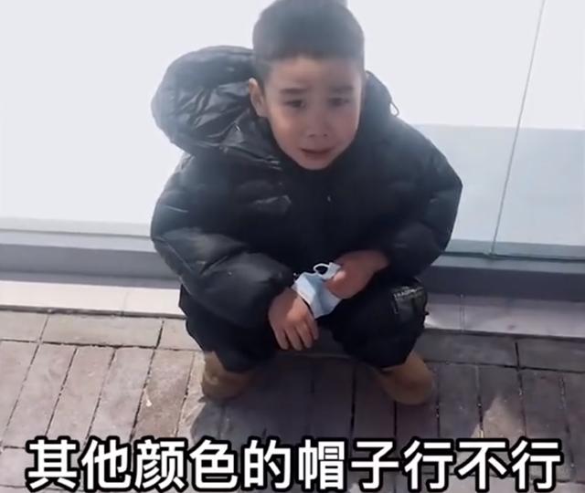 浙江一萌娃要买绿帽子遭拒大哭，妈妈语出惊人：绿帽子长大有的戴