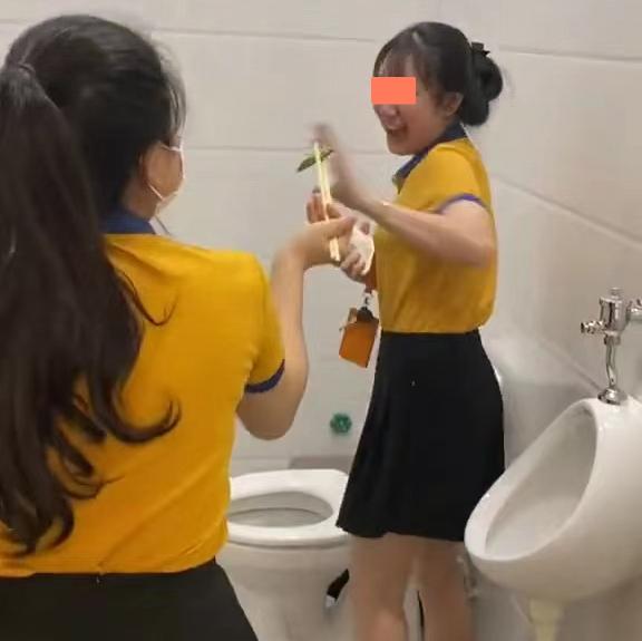 一女子吐槽，上洗手间的时候，同事夹着一只螳螂闯进洗手间吓唬她