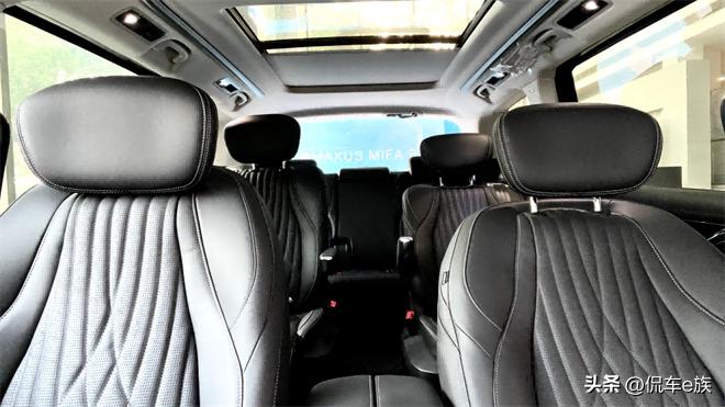 在超超超大的大通MIFA9里自拍，出片率超高