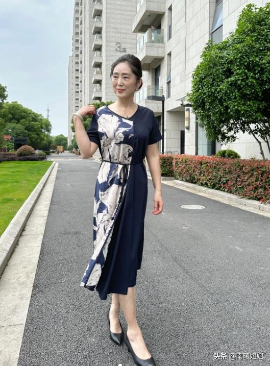 等你到了五六十岁，尽量不要穿花裙、老年衫，换成这样打扮更时尚