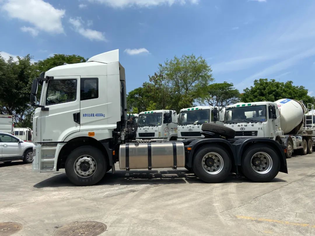 华菱汉马h7460马力牵引车多少钱,拉7吨挖机的自卸车