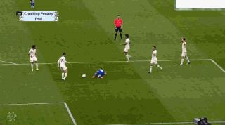 利雅得c罗错失绝杀,韩媒怒斥c罗锁喉抱摔