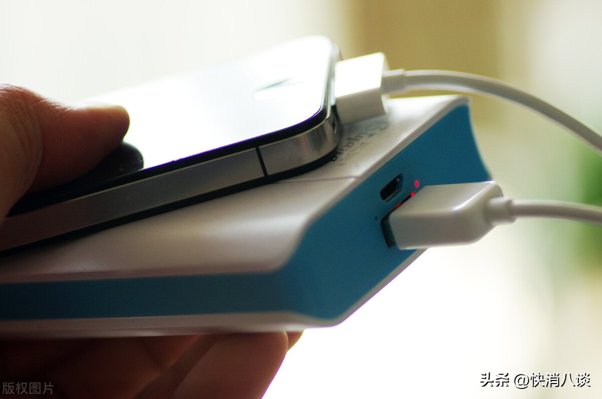 热搜!共享充电宝每小时涨至4元!客服:刚需,年轻人对4元、8元、10来元的消费没有太在意