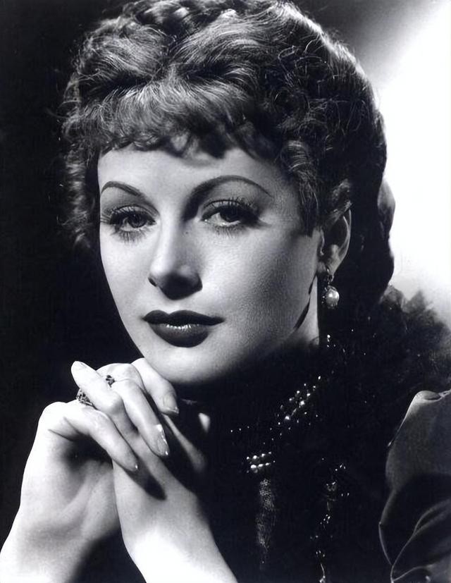 她是全球第一个全裸出镜的美女*星艳**,一生六段婚姻,晚年痴迷整容