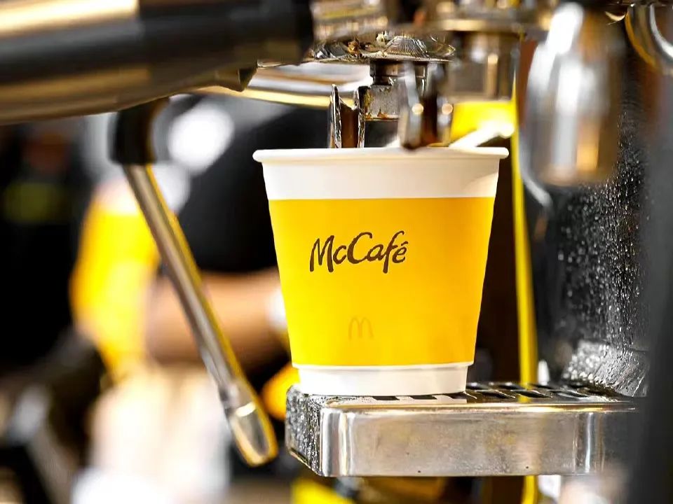 用500多个“古董杯”卖咖啡，香港这家神店，有一套独特玩法！