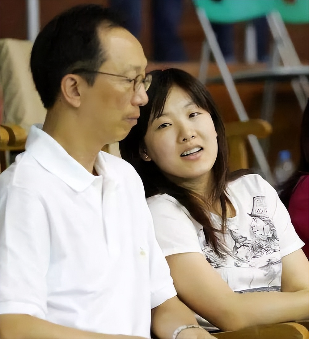 跳水女皇近况曝光,跳水王伏明霞净身出户