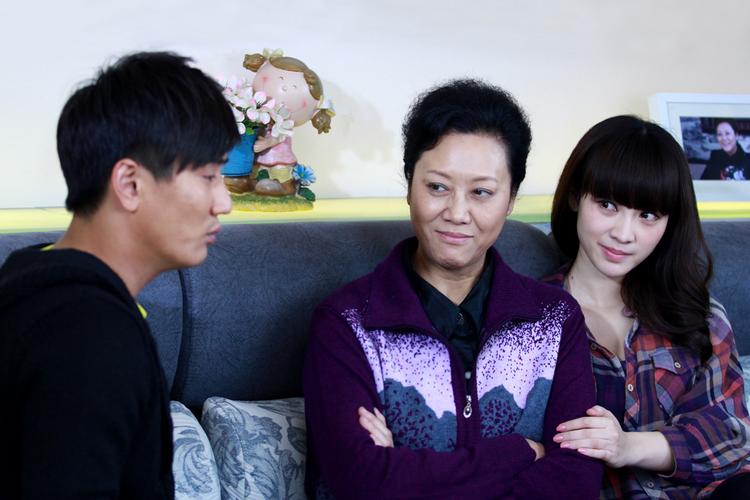 给丈母娘洗脚修脚,送丈母娘保健品推荐