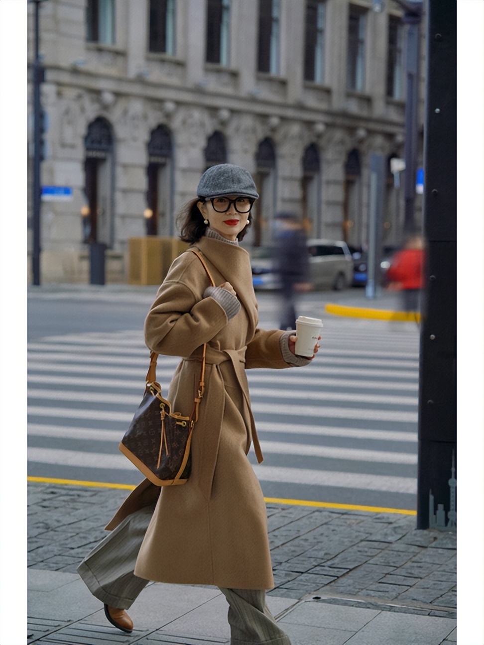 冬天穿大衣配什么耳饰,冬季穿大衣戴哪款耳环显气质