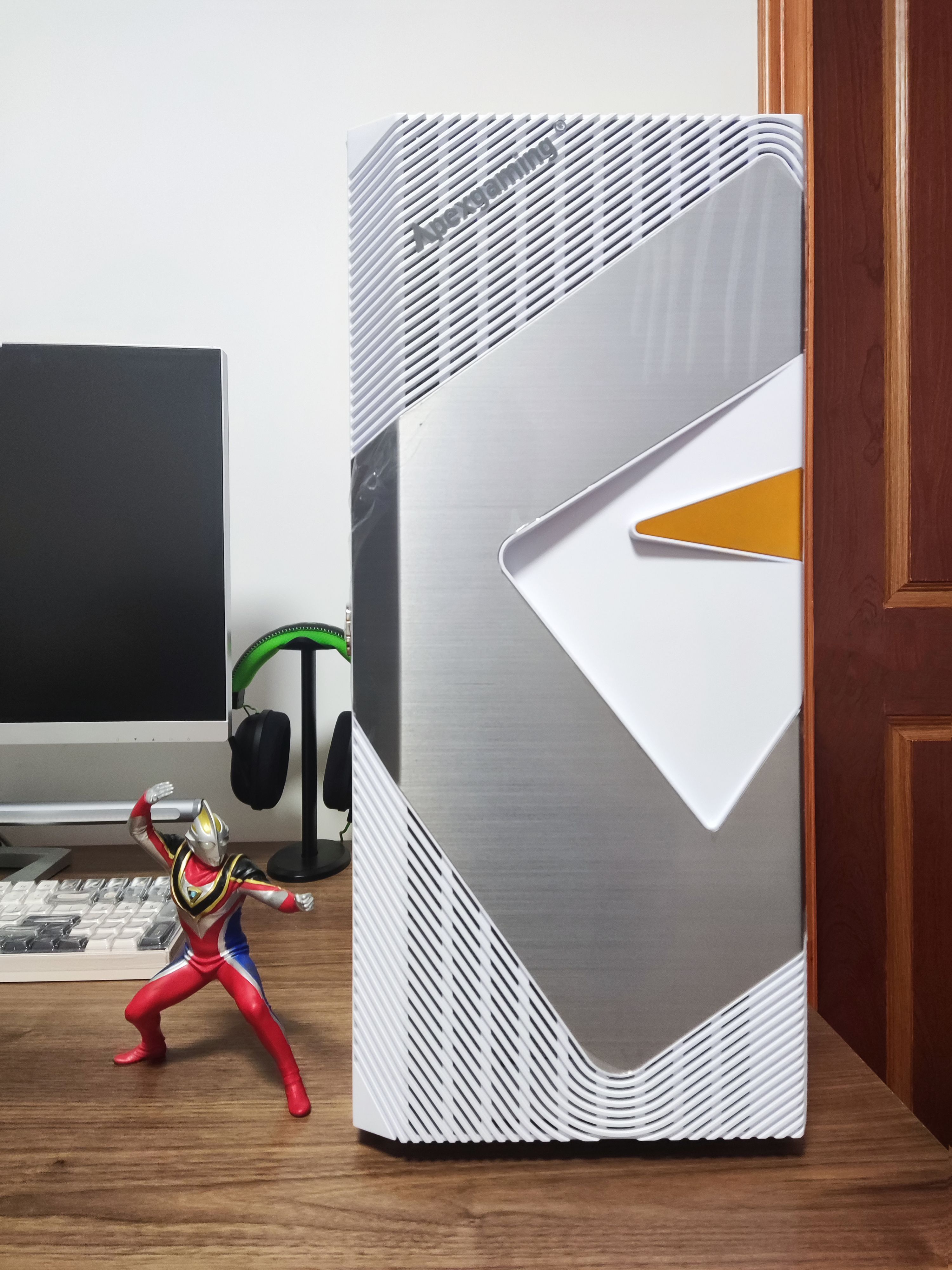 新年新气象：冬日漫漫，我给自己装了台纯白色的新电脑