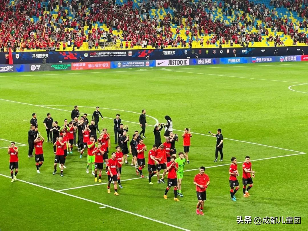 老球迷泪流满面,老球迷已泪流满面