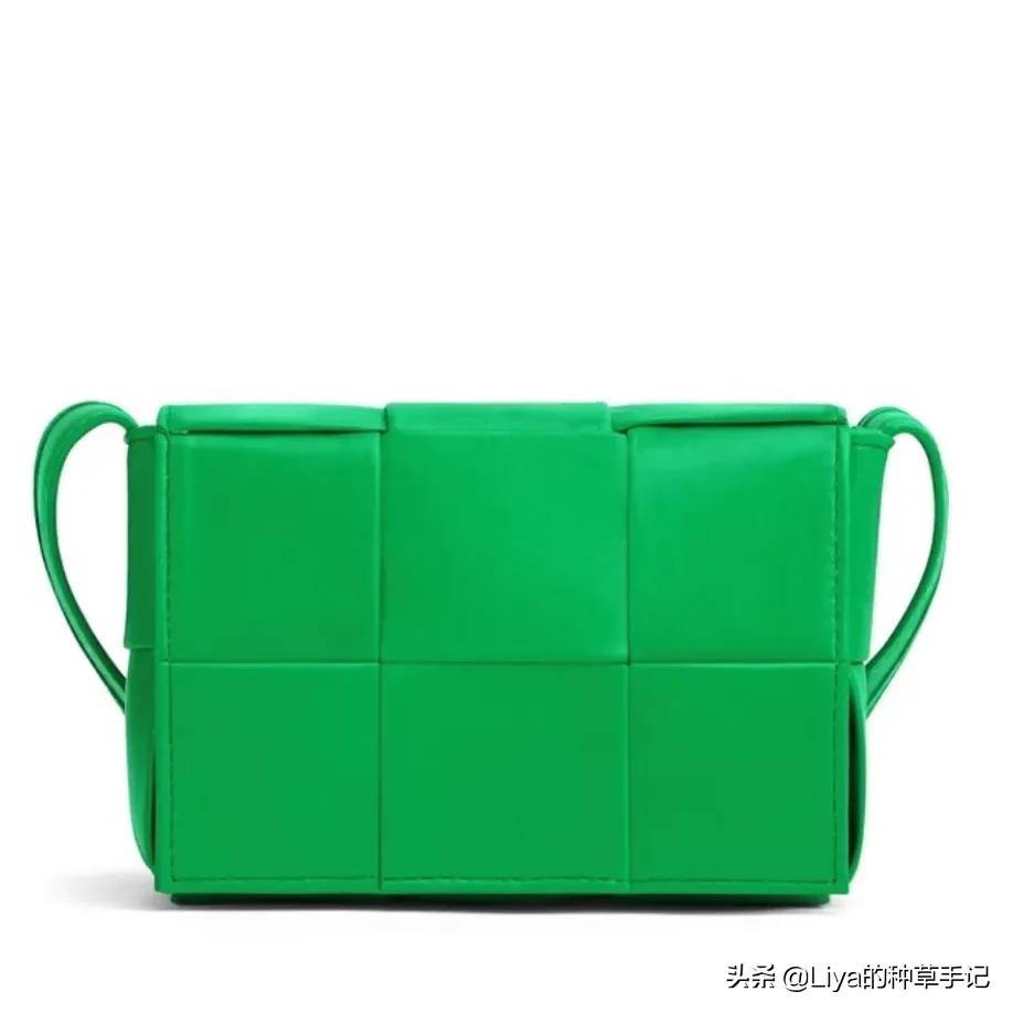 克莱因蓝和什么色搭配高级,35岁穿克莱因蓝好看吗