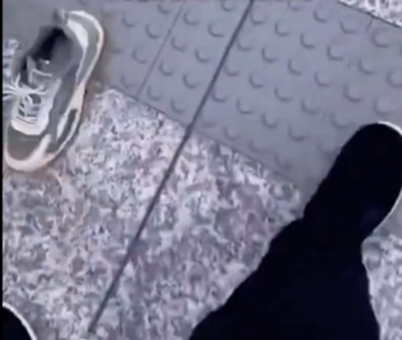 男子地铁脱鞋引众怒,男子地铁脱鞋