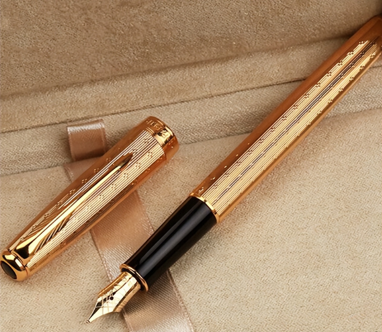 记者故意刁难周总理：为何要用美产钢笔？他的回答让记者羞愧