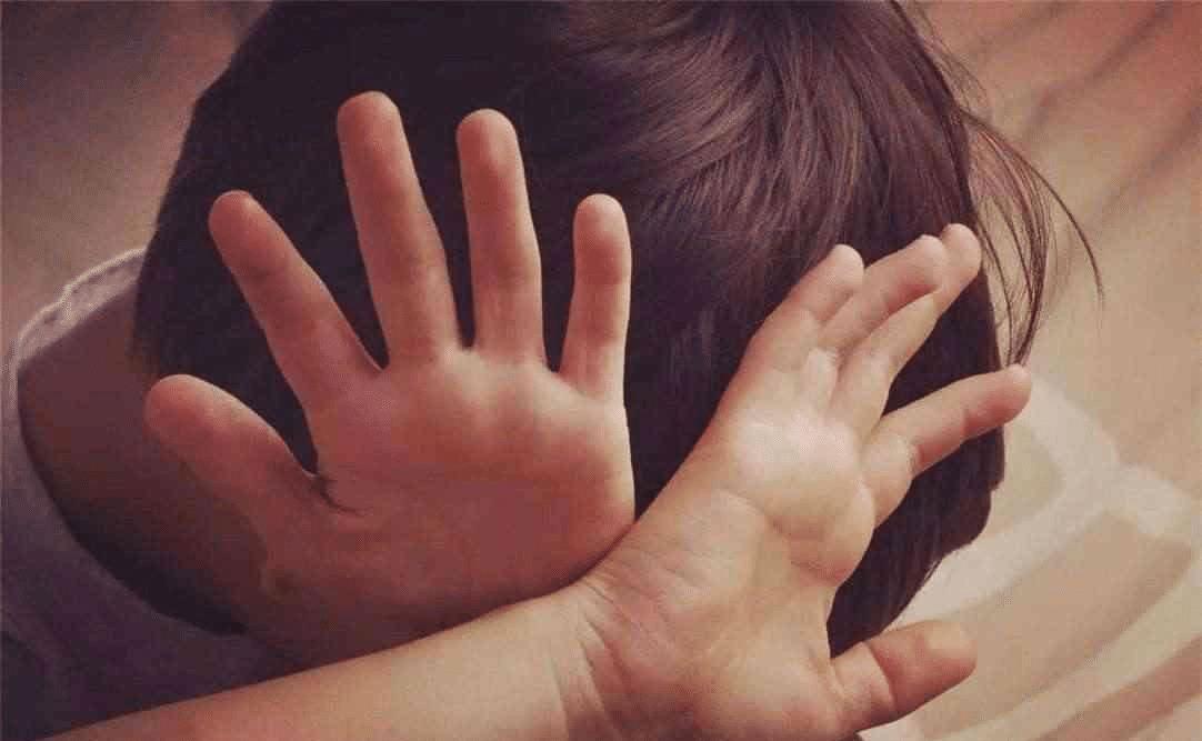 父母打骂孩子后，请记得对他们说4句话，减缓心理伤害