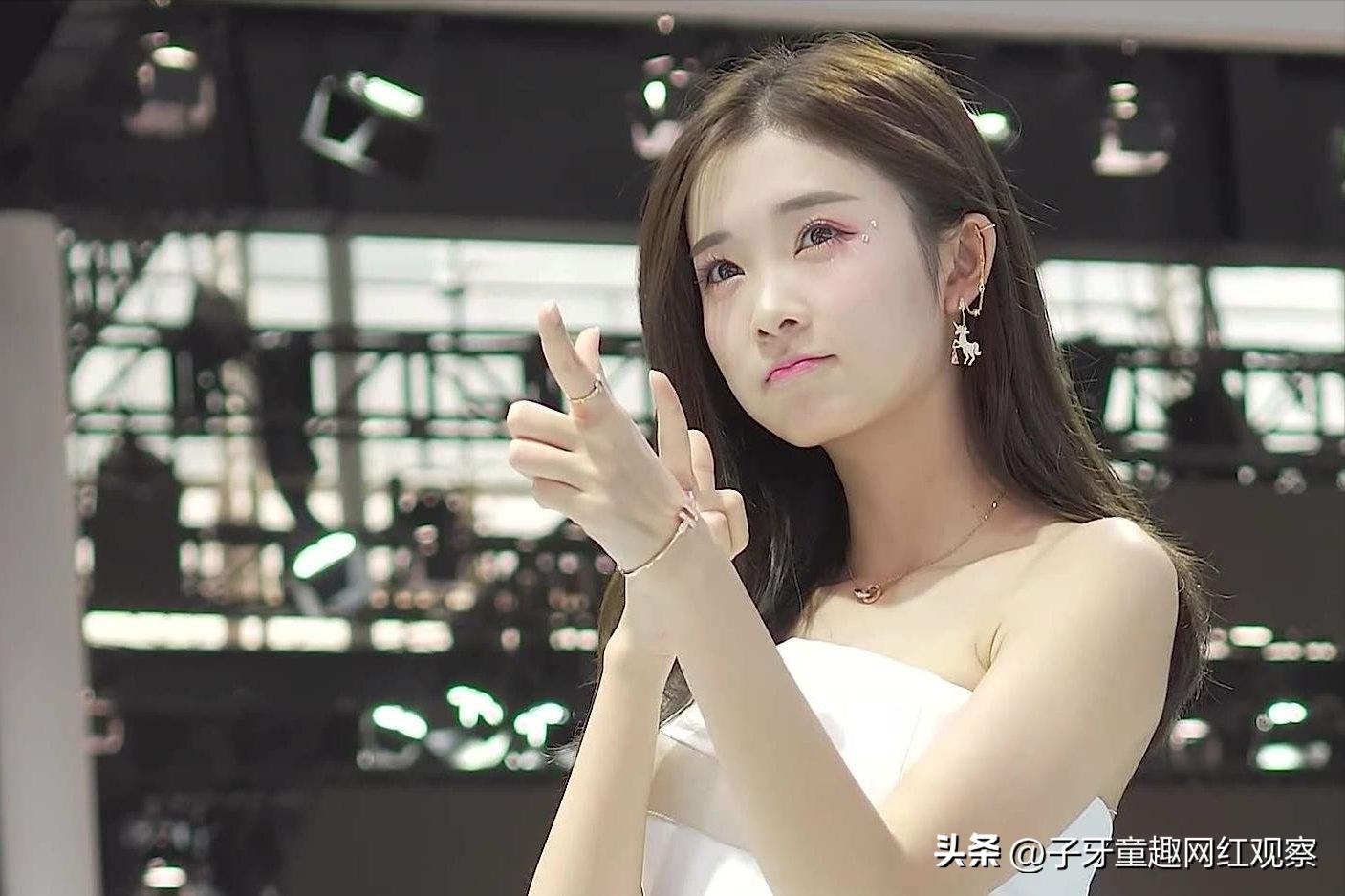 笑容甜美的气质车模,顶级车模惊艳亮相笑容甜美