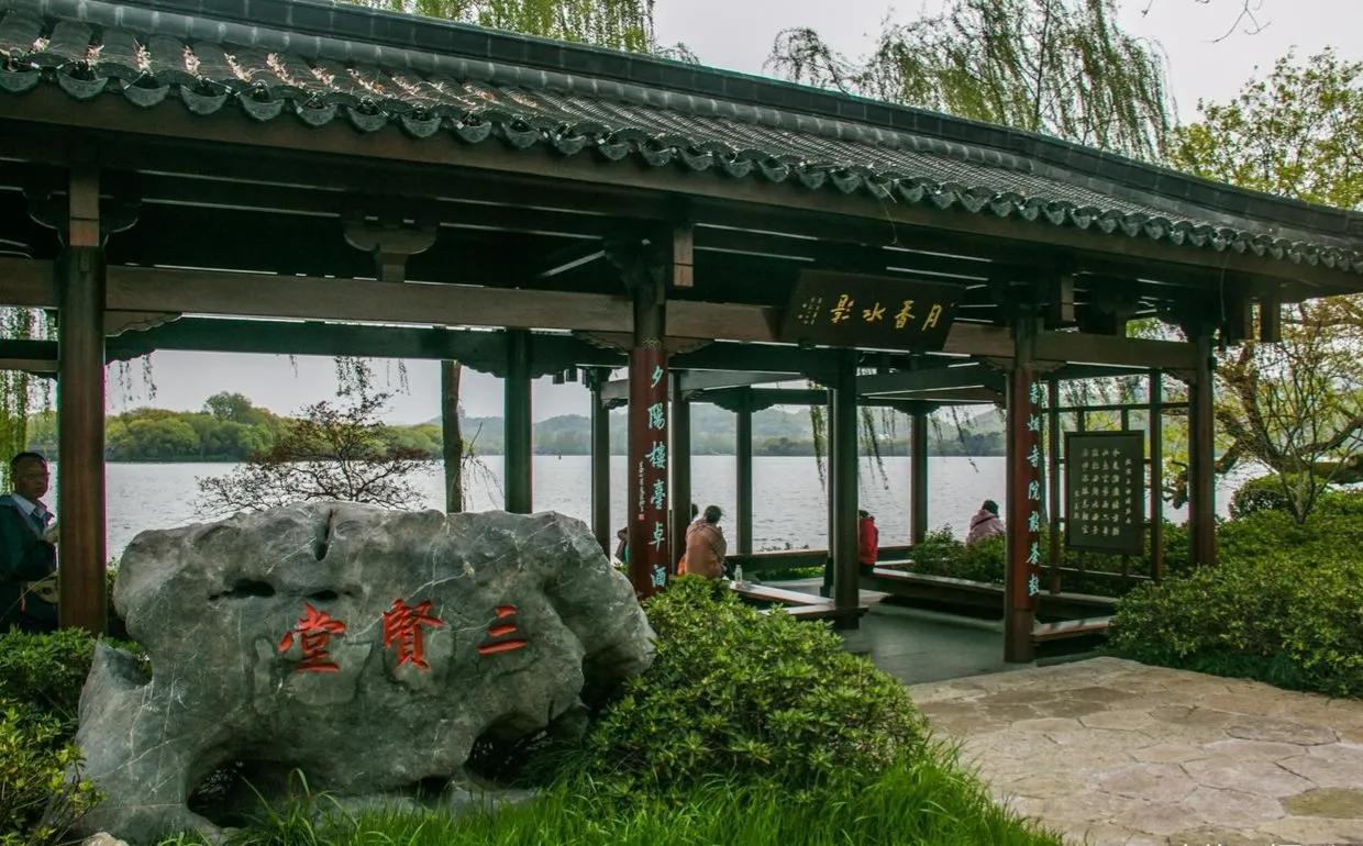 曲院风荷和苏堤断桥的位置,走遍西湖旅游攻略