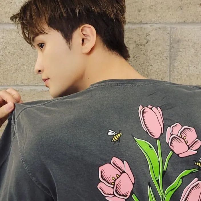 现在流行宽肩,韩国流行宽肩