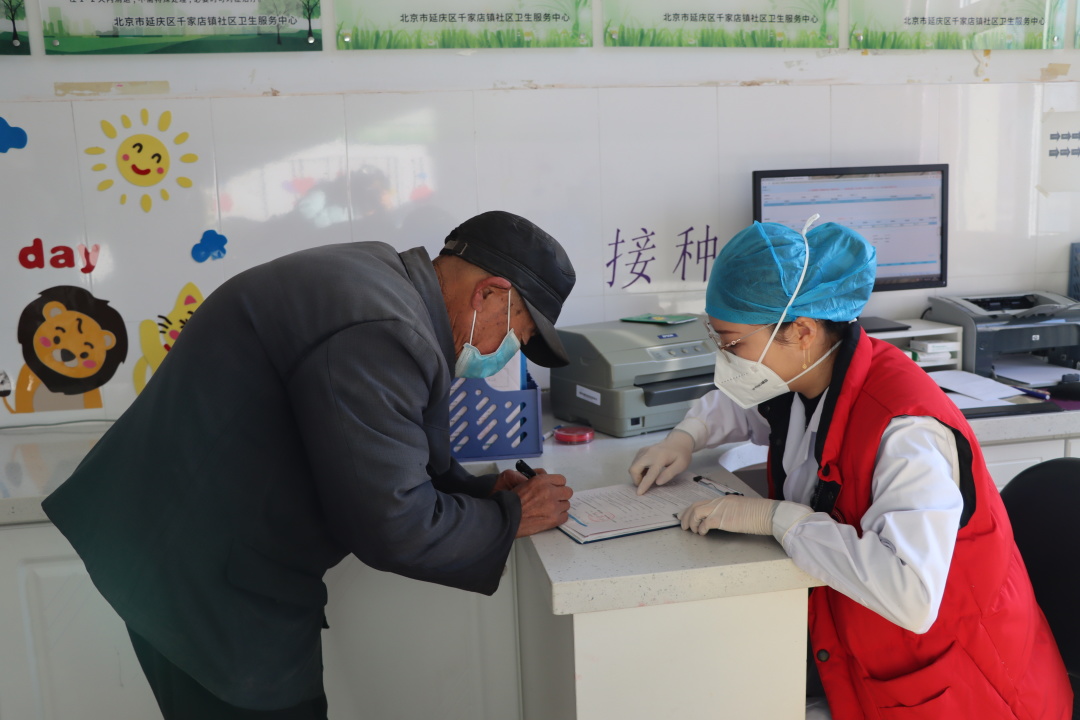 爱心医疗团队为贫困户治病,志愿者服务队为您送药上门