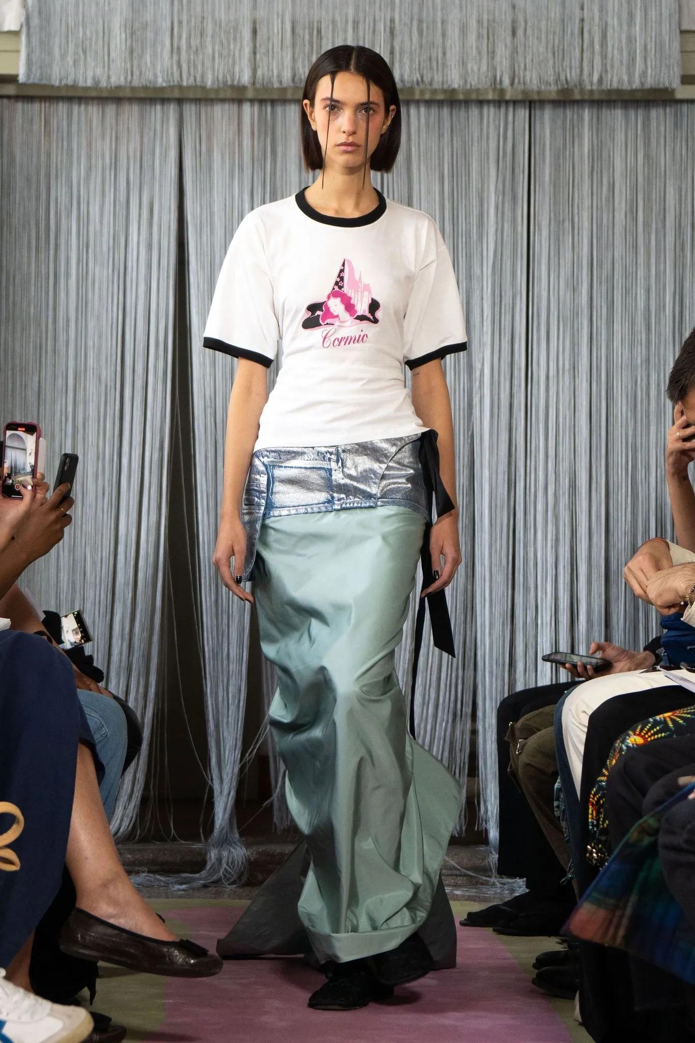 从《王冠》到《白莲花大饭店》，女主穿搭就是你23春夏时尚教科书