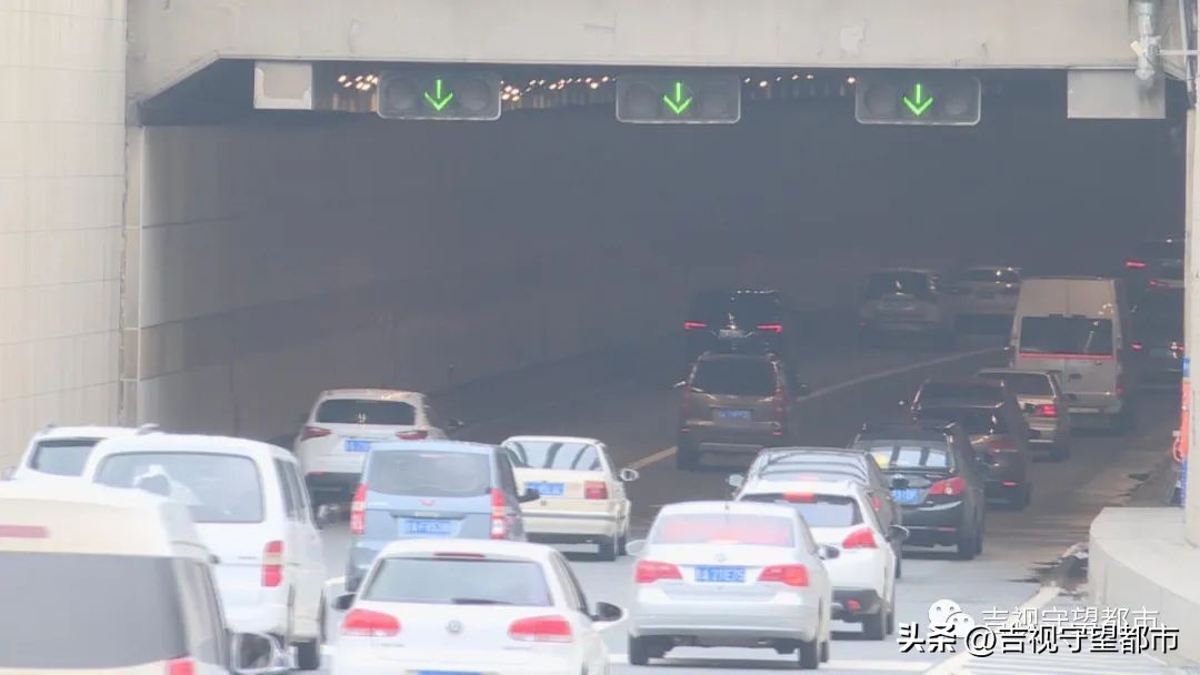 隧道内一边虚线一边实线怎么变道,隧道内实线两侧有虚线变道