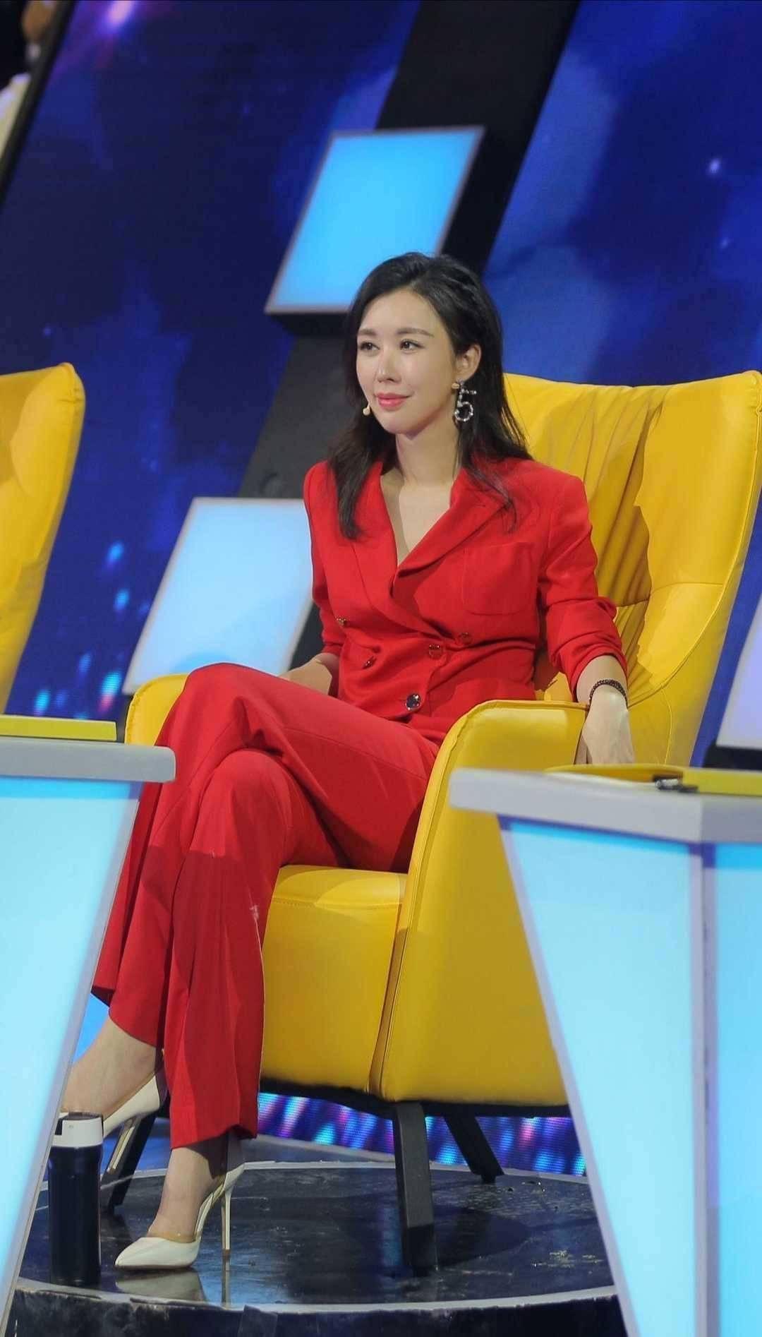 田朴珺衬衫条纹坐姿事业线凹造型,田朴珺穿西装长裤