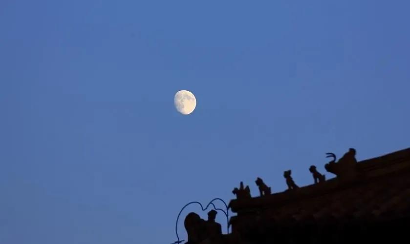 宇宙月亮之谜,宇宙的奥秘月亮上的神秘天体