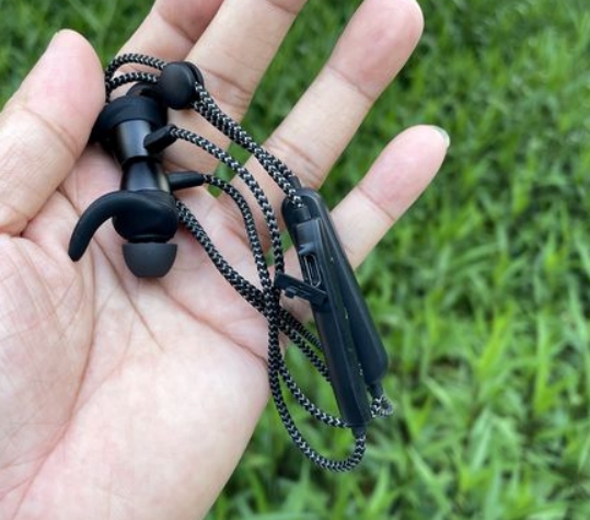 蓝牙耳机是hifi好还是无损音质好,佩戴感最舒适不入耳的蓝牙耳机