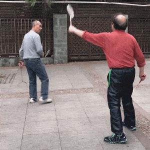 一哥们在殡仪馆守灵，闲着无聊，半夜用手机搜附近的人