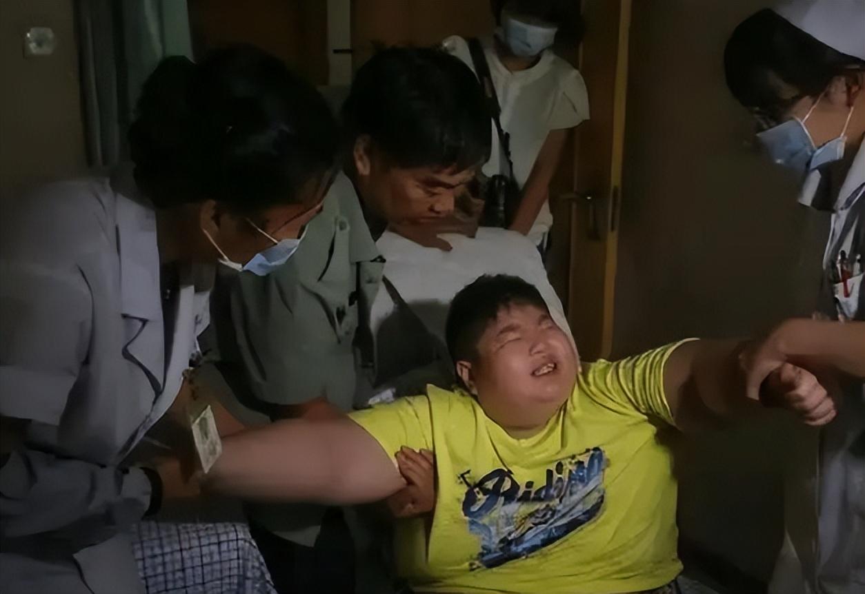 14岁300斤的小胖子,江西14岁少年体重300