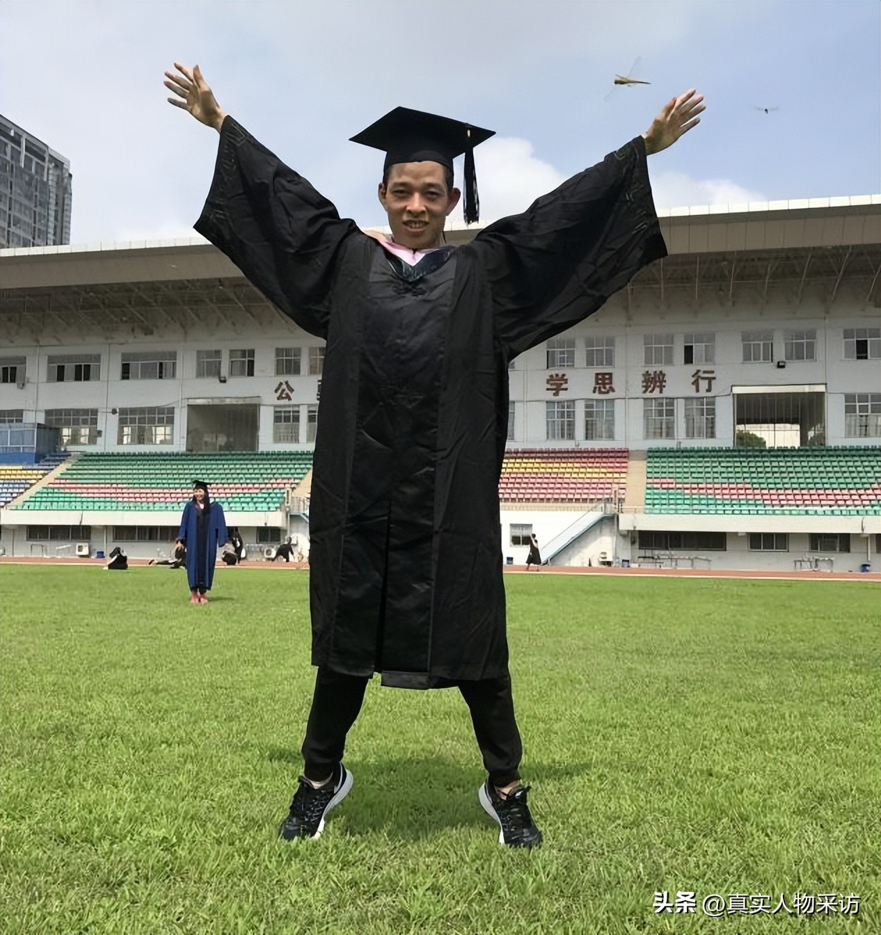 我，单位全是女生，就我一个男的，擅长唱歌跳舞，领导把我当个宝