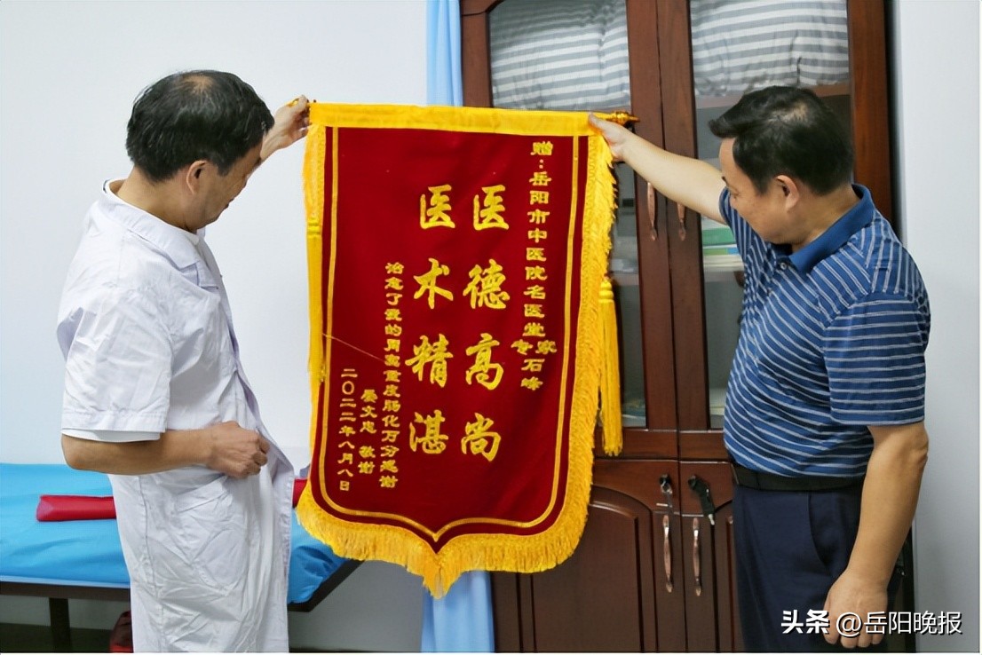 千里送锦旗感谢医者仁心,患者千里求医送锦旗视频