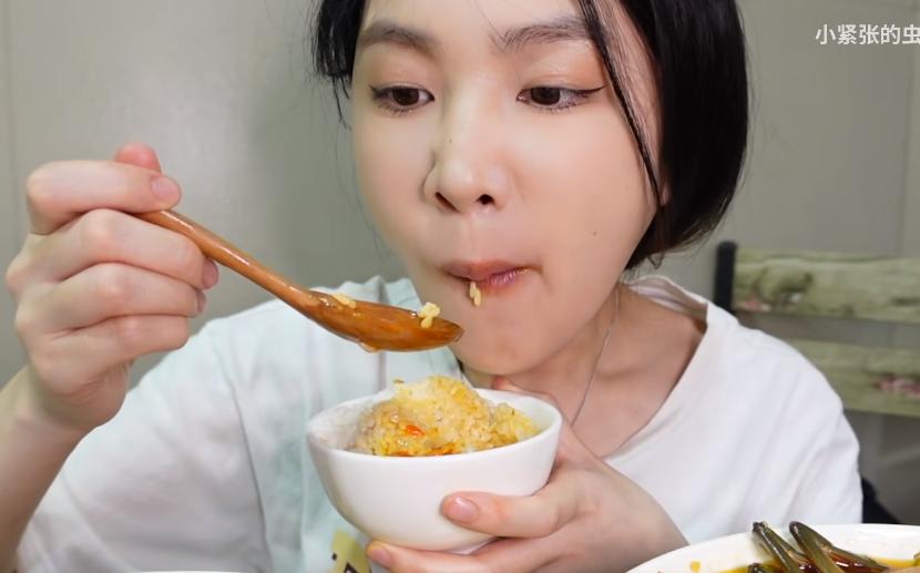 网红吃播虫虫惹争议！推荐店家随意提价，3盘生腌收网友900块