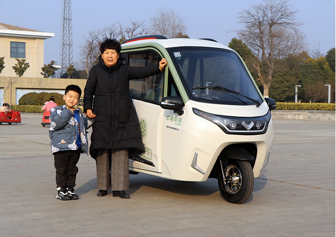 全封闭最新款电动三轮老年代步车,续航最远的老年代步三轮车