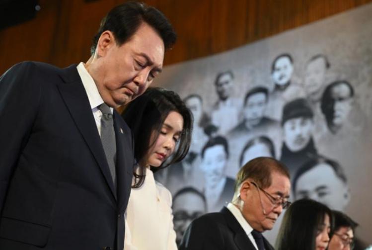 尹锡悦夫妇悼念踩踏事故遇难者,尹锡悦夫妇出席峰会