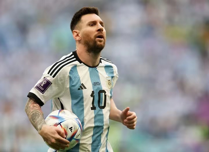 c罗和梅西谁才是球王,梅西跟c罗到底谁是球王