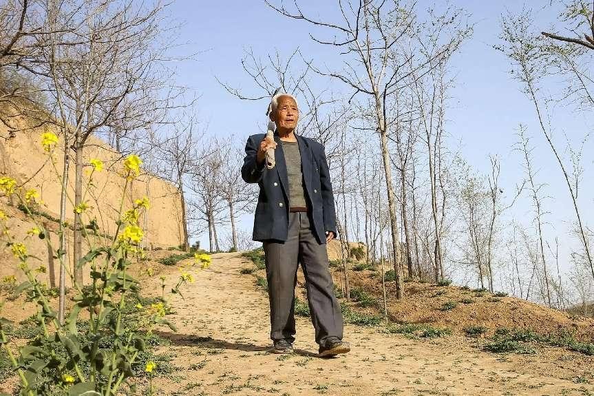 2012年，山西大爷无意捡到三个酒瓶，十年后出手竟卖出了天价