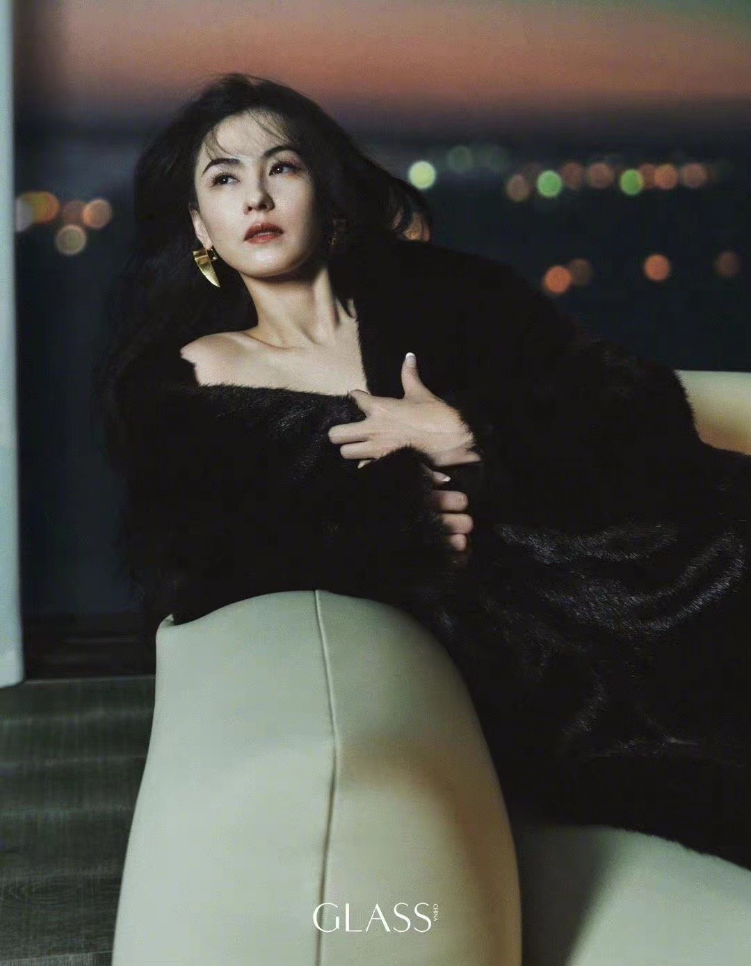 张柏芝最新广告穿的风衣配鲨鱼裤,张柏芝最新皮衣造型