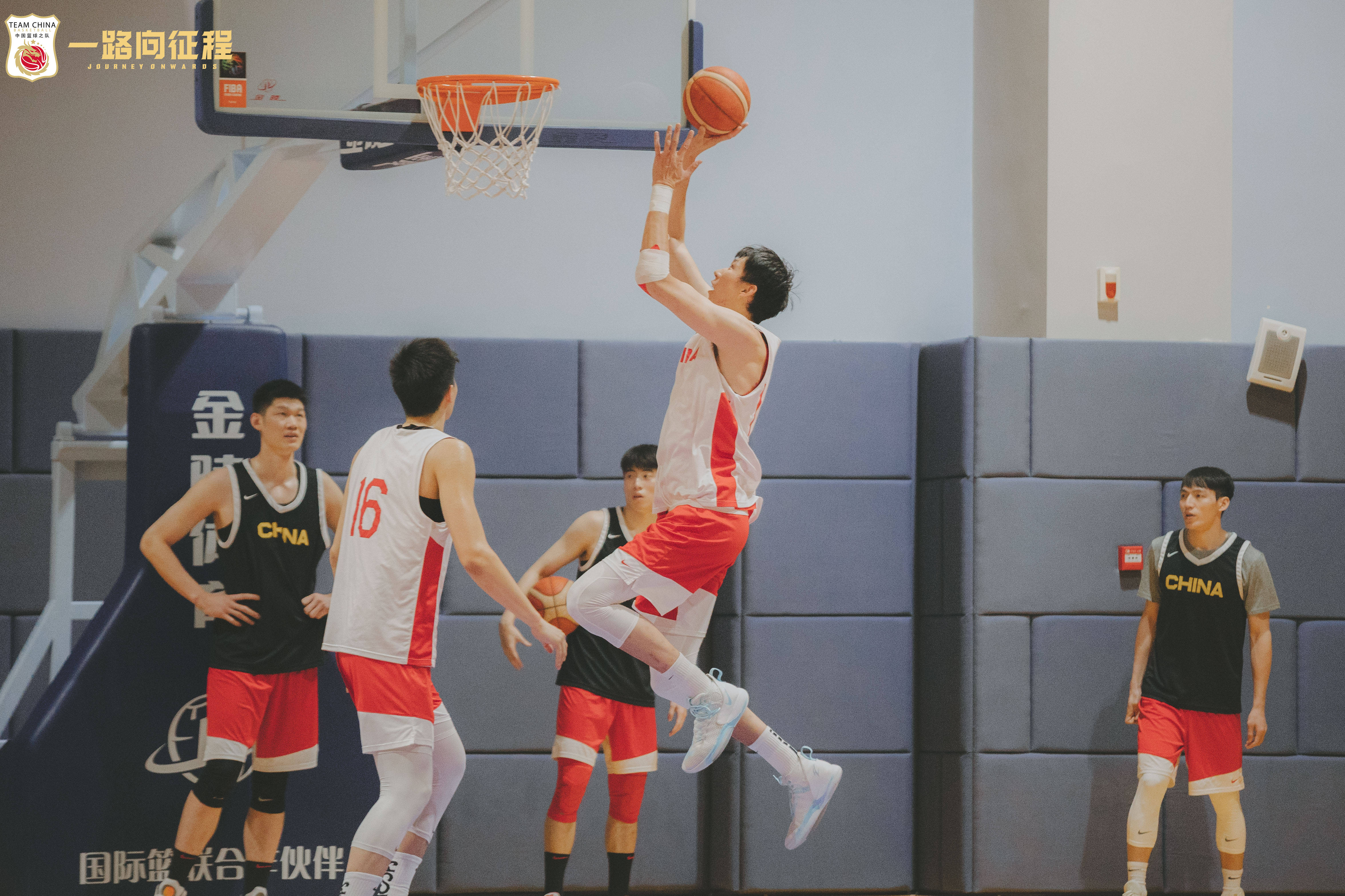 驳刘炜！篮球没有“与世界接轨”的提法，他赞乔帅暗批三位土帅