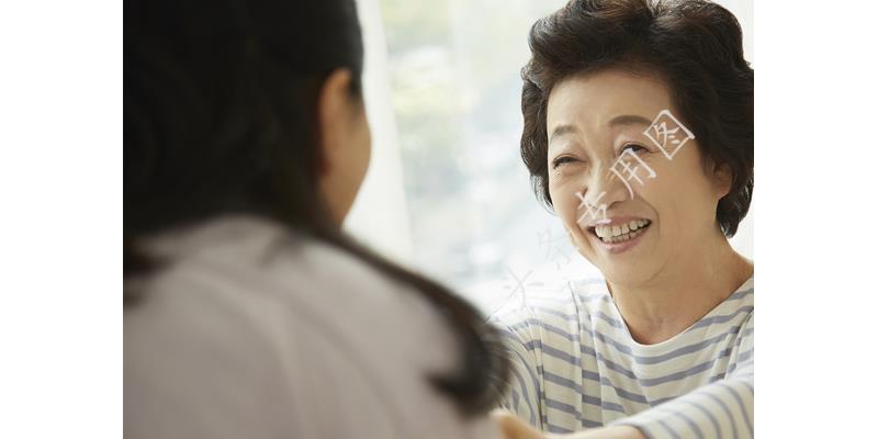 女儿18岁，每月零用金2000，却为了邻居的儿子与我争执