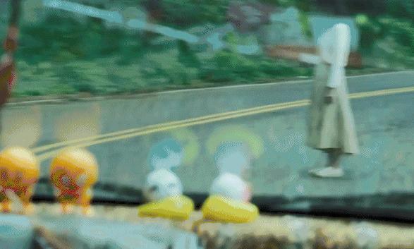 比《哭悲》还上头？逃犯吃屎，警察“全裸”查案，致敬《无间道》