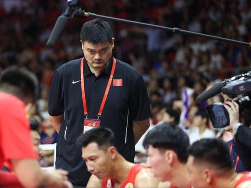 看看扶不起的男足，再看看稳中有进的男篮，我们欠姚明一个道歉？