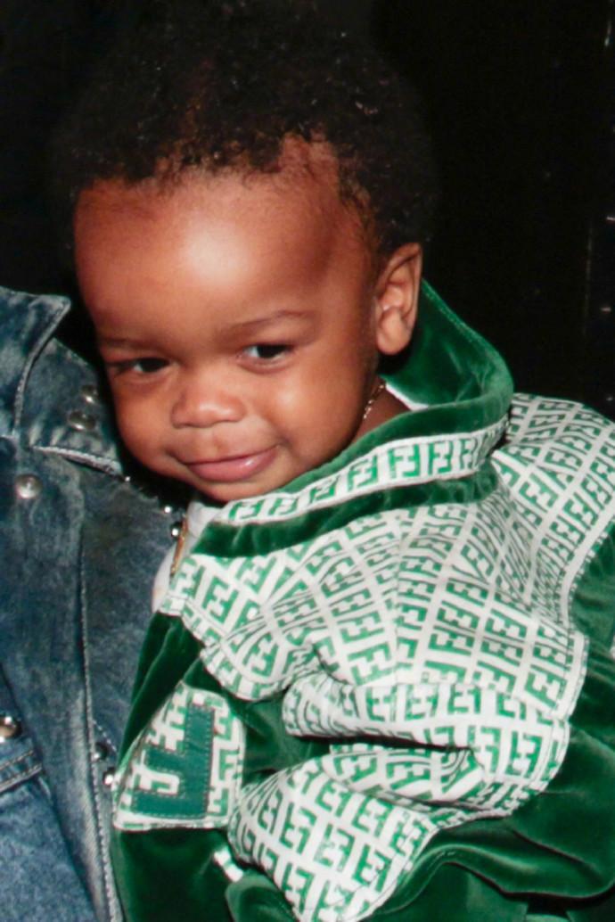 蕾哈娜露脐装,蕾哈娜穿貂