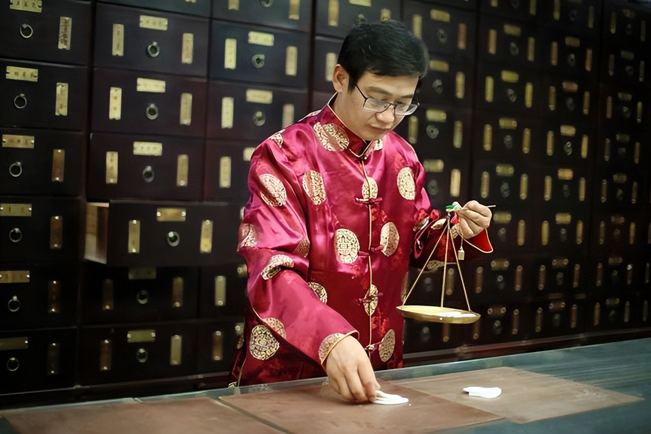 13岁女孩湿疹反复发作怎么办,年轻女孩湿疹是什么原因造成的