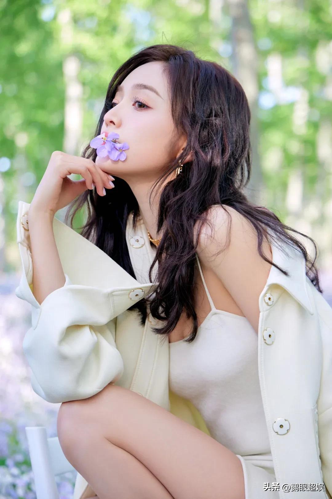 吴宣仪白色吊带长裙造型,吴宣仪彩色吊带裙写真