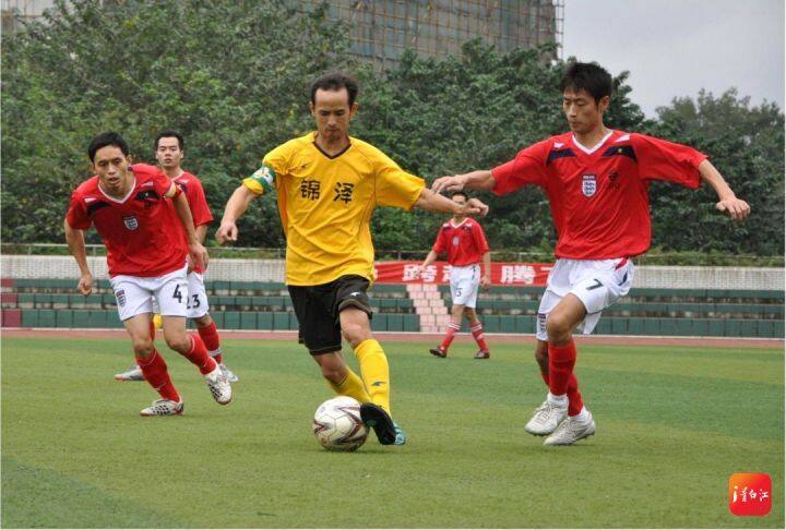 迎大运动起来丨从炼钢到练球，看青白江区足协会长的激情人生