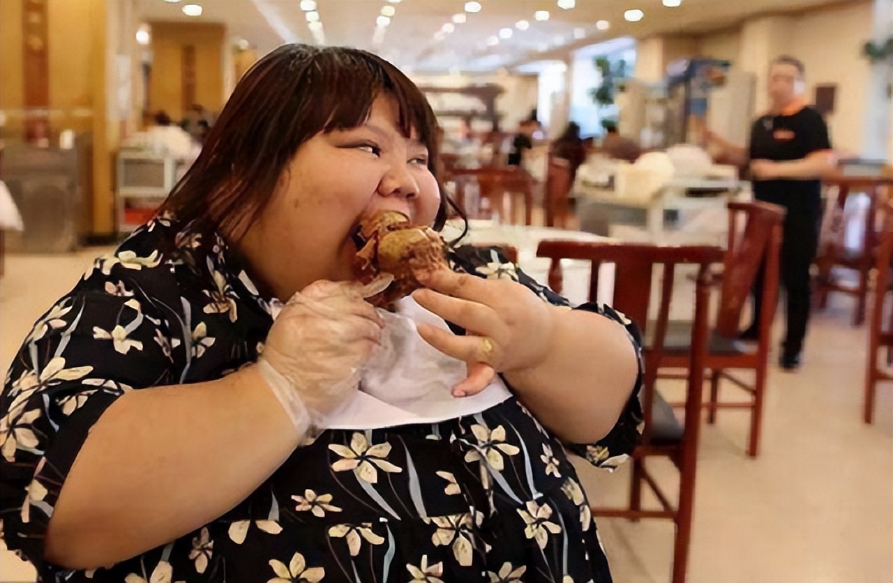 结婚3年校花被丈夫喂胖到332斤,当年校花被丈夫养胖三百多斤