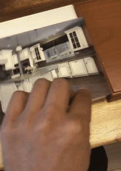 伴娘蹲角落里玩手机,伴娘躲在角落玩手机很漂亮