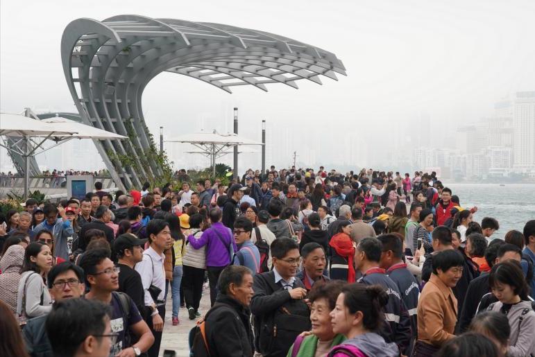 暴亏13亿，惨变空城，爆火20年的香港巨头，被内地游客抛弃了？