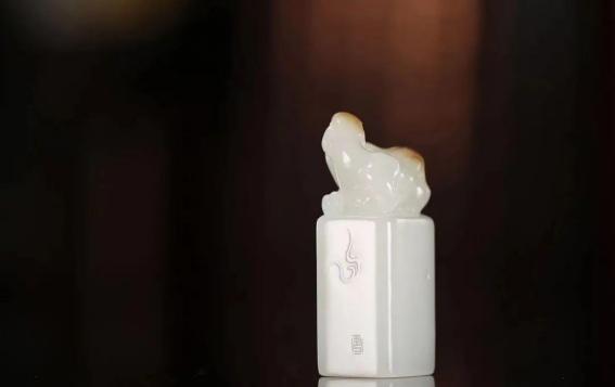 和田玉行情和翡翠行情比对,和田玉与翡翠升值潜力